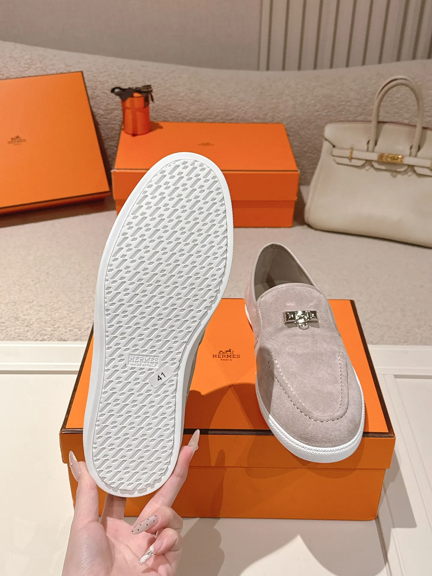 Men's Men's Shoes 600💰 Hermes# Couple Studded Loafers Calfskin and suede goatskin lace-up free sneakers with signature "H" detail. The design is simple and smooth, creating a fashionable urban look. It is comfortable and versatile. H family classics are not outdated, and the delivery counter is exquisitely packaged🛍📦 Fabric: Original customized imported first-layer cowhide/cow down Lining: Imported soft sheepskin Sole: Original open-molded anti-slip TPU material Size: 35-45